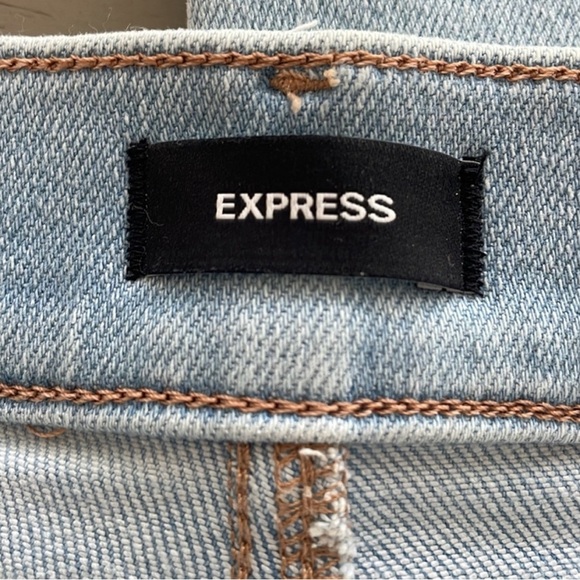 Express Mid Rise Light Wash Raw Hem Skyscraper Jeans
Women’s 6 Short - Picture 2 of 6